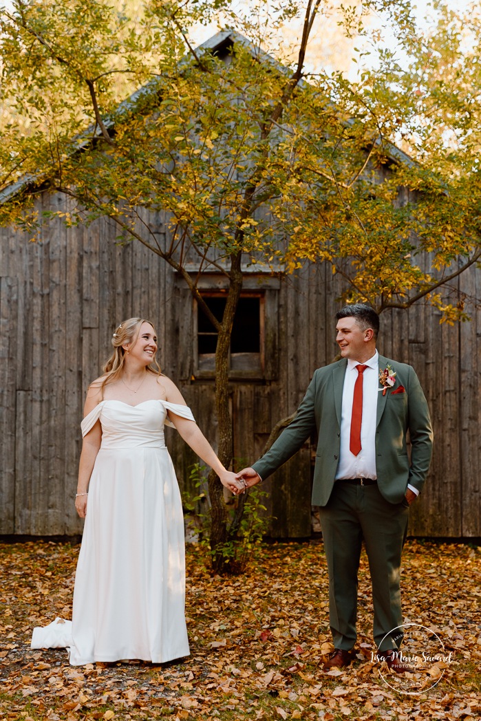 Fall wedding photos ideas. Golden hour wedding photos. Romantic wedding photos. Mariage au Domaine St-Simon en automne. Photographe de mariage en Montérégie. Domaine St-Simon wedding.