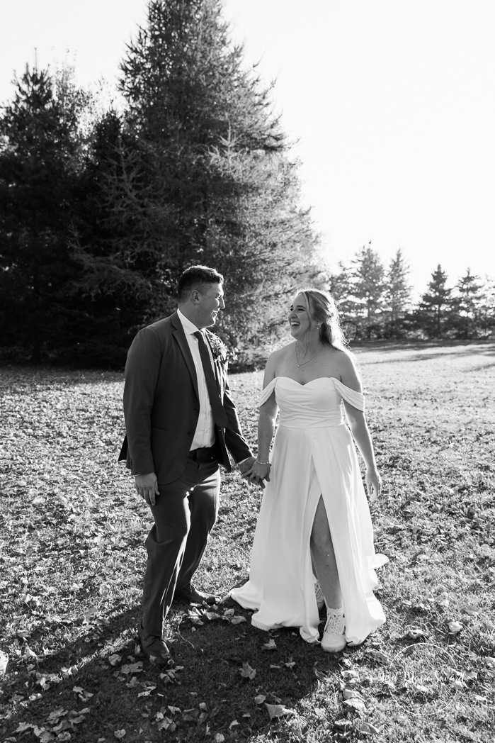 Fall wedding photos ideas. Golden hour wedding photos. Romantic wedding photos. Mariage au Domaine St-Simon en automne. Photographe de mariage en Montérégie. Domaine St-Simon wedding.