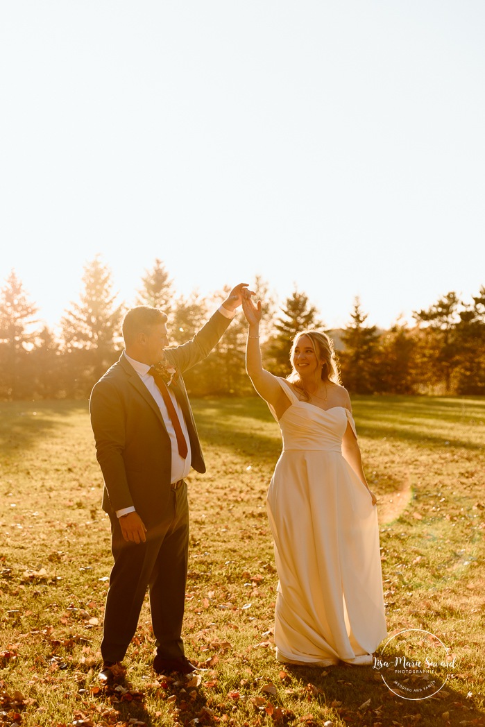 Fall wedding photos ideas. Golden hour wedding photos. Romantic wedding photos. Mariage au Domaine St-Simon en automne. Photographe de mariage en Montérégie. Domaine St-Simon wedding.