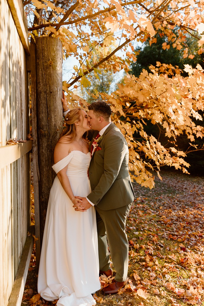 Fall wedding photos ideas. Golden hour wedding photos. Romantic wedding photos. Mariage au Domaine St-Simon en automne. Photographe de mariage en Montérégie. Domaine St-Simon wedding.