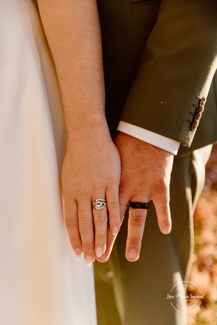 Fall wedding photos ideas. Golden hour wedding photos. Romantic wedding photos. Mariage au Domaine St-Simon en automne. Photographe de mariage en Montérégie. Domaine St-Simon wedding.