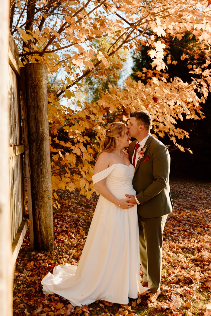 Fall wedding photos ideas. Golden hour wedding photos. Romantic wedding photos. Mariage au Domaine St-Simon en automne. Photographe de mariage en Montérégie. Domaine St-Simon wedding.
