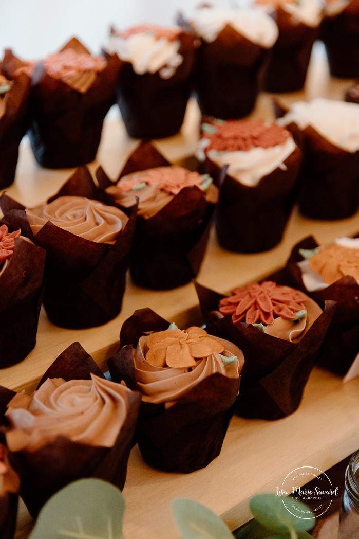 Fall wedding cake ideas. Fall floral wedding cake and cupcakes. Mariage au Domaine St-Simon en automne. Photographe de mariage en Montérégie. Domaine St-Simon wedding.
