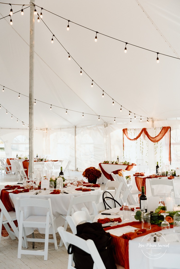 Fall color wedding reception decor. Burnt orange wedding decor. Mariage au Domaine St-Simon en automne. Photographe de mariage en Montérégie. Domaine St-Simon wedding.