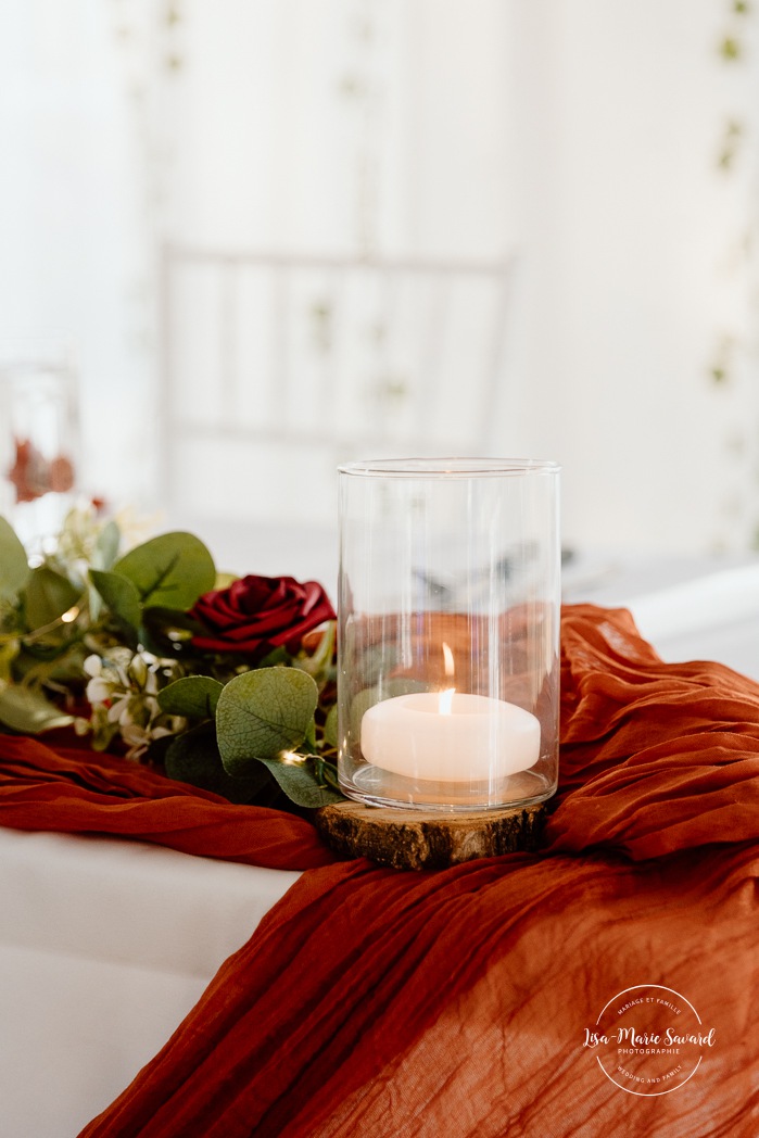 Fall color wedding reception decor. Burnt orange wedding decor. Mariage au Domaine St-Simon en automne. Photographe de mariage en Montérégie. Domaine St-Simon wedding.