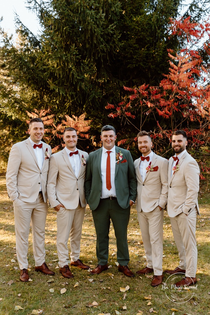 Fall bridal party photos. Wedding photos with six bridesmaids and four groosmen. Mariage au Domaine St-Simon en automne. Photographe de mariage en Montérégie. Domaine St-Simon wedding.