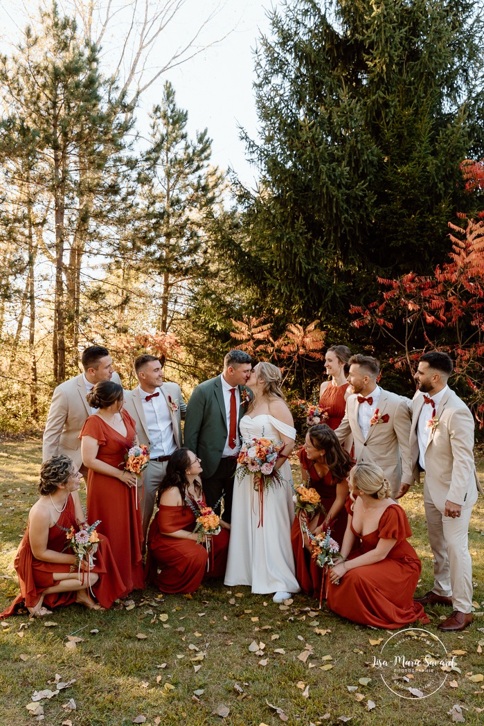Fall bridal party photos. Wedding photos with six bridesmaids and four groosmen. Mariage au Domaine St-Simon en automne. Photographe de mariage en Montérégie. Domaine St-Simon wedding.