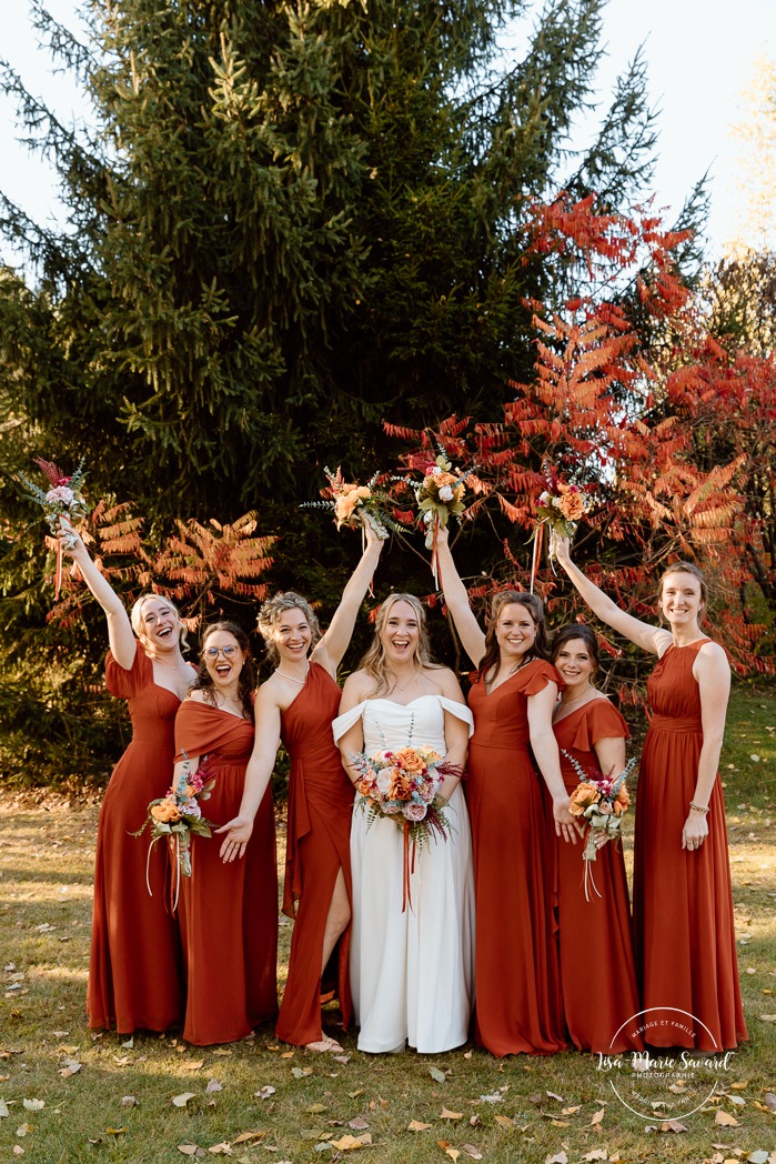 Fall bridal party photos. Wedding photos with six bridesmaids and four groosmen. Mariage au Domaine St-Simon en automne. Photographe de mariage en Montérégie. Domaine St-Simon wedding.