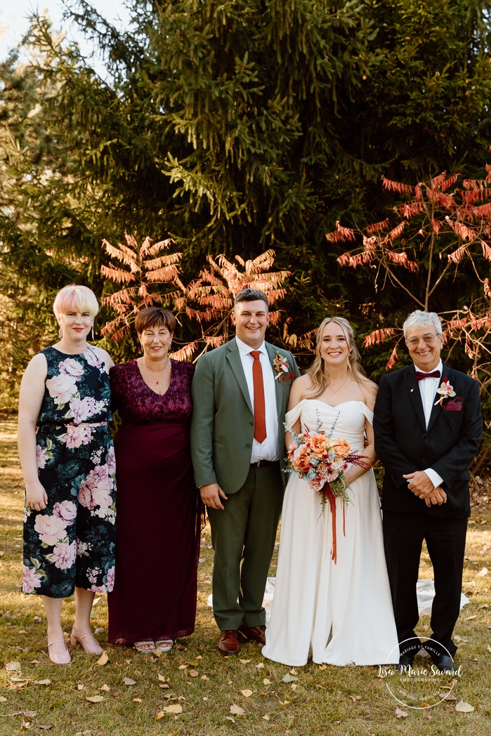 Fall wedding family photos. Wedding photos with parents and siblings. Mariage au Domaine St-Simon en automne. Photographe de mariage en Montérégie. Domaine St-Simon wedding.