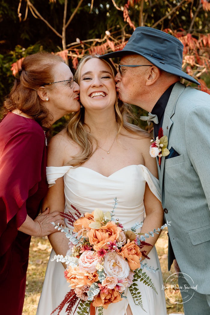Fall wedding family photos. Wedding photos with parents and siblings. Mariage au Domaine St-Simon en automne. Photographe de mariage en Montérégie. Domaine St-Simon wedding.