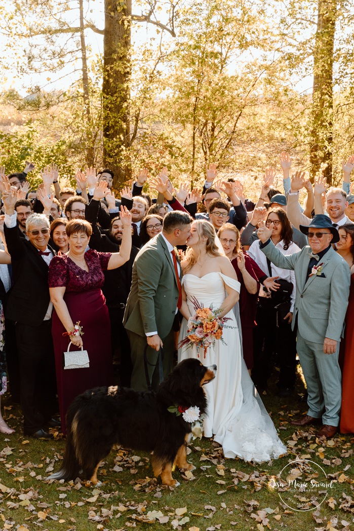 Wedding group photo with every guest. Mariage au Domaine St-Simon en automne. Photographe de mariage en Montérégie. Domaine St-Simon wedding.