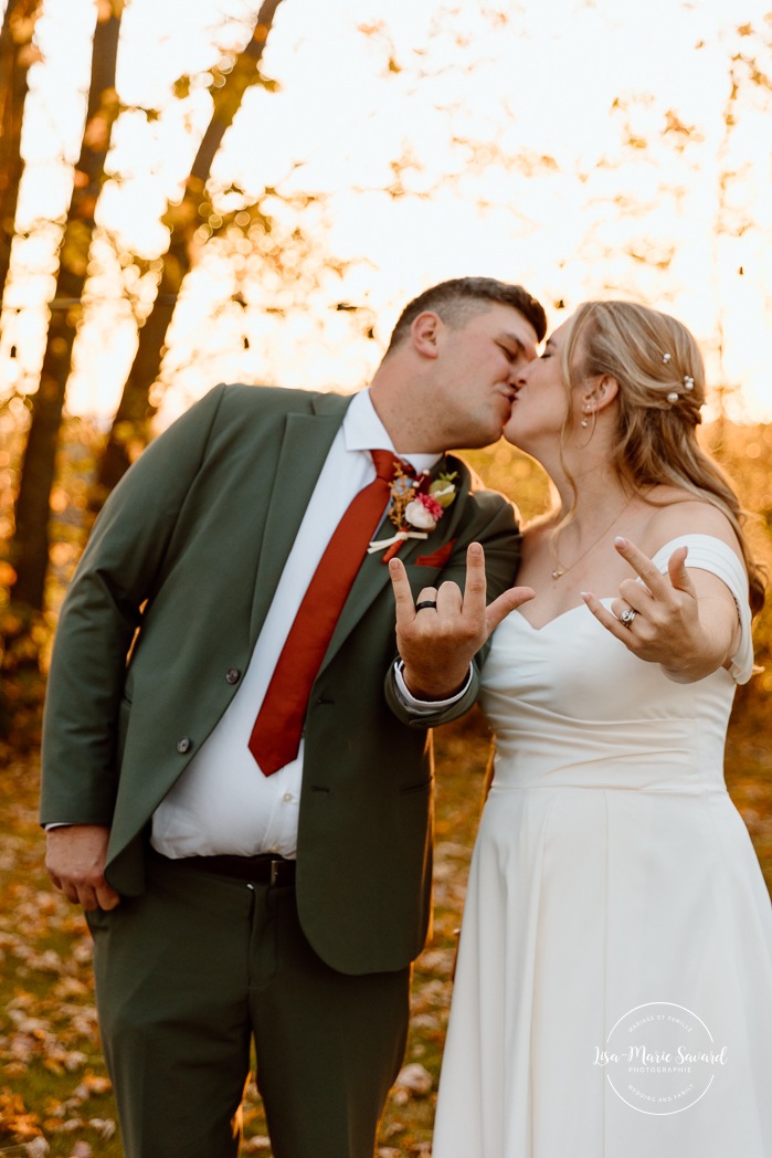 Fall wedding photos ideas. Golden hour wedding photos. Romantic wedding photos. Mariage au Domaine St-Simon en automne. Photographe de mariage en Montérégie. Domaine St-Simon wedding.