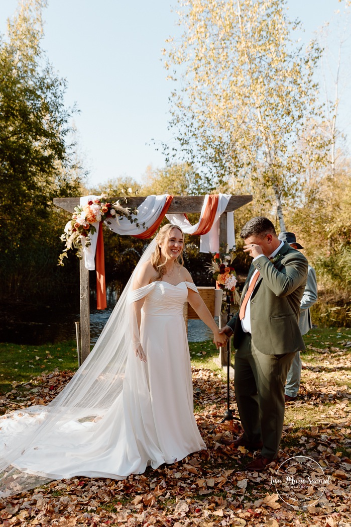 Outdoor fall wedding ceremony. Mariage au Domaine St-Simon en automne. Photographe de mariage en Montérégie. Domaine St-Simon wedding.