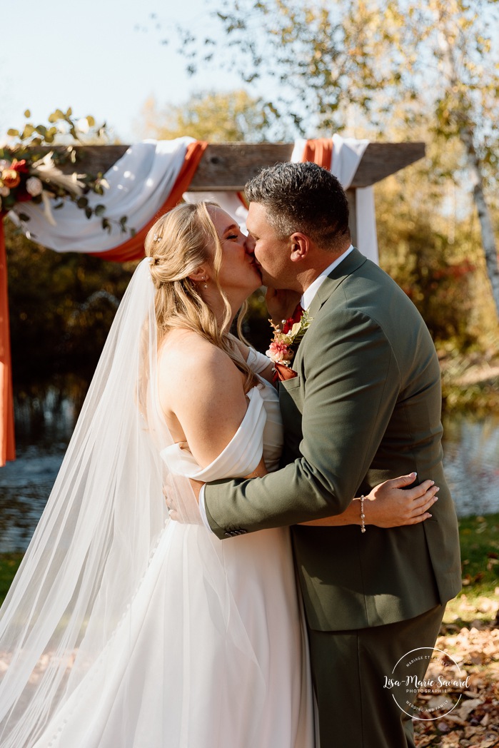 Outdoor fall wedding ceremony. Mariage au Domaine St-Simon en automne. Photographe de mariage en Montérégie. Domaine St-Simon wedding.