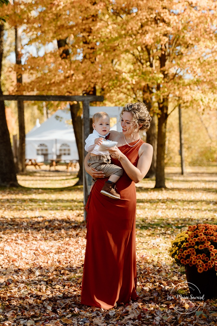 Outdoor fall wedding ceremony. Mariage au Domaine St-Simon en automne. Photographe de mariage en Montérégie. Domaine St-Simon wedding.