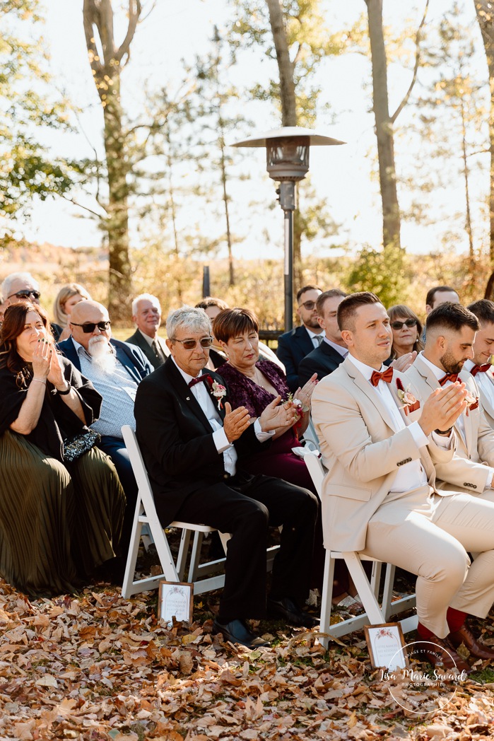 Outdoor fall wedding ceremony. Mariage au Domaine St-Simon en automne. Photographe de mariage en Montérégie. Domaine St-Simon wedding.