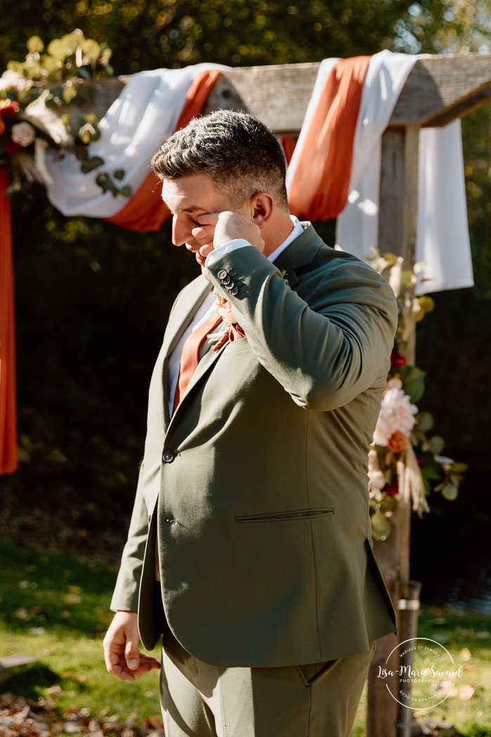 Outdoor fall wedding ceremony. Mariage au Domaine St-Simon en automne. Photographe de mariage en Montérégie. Domaine St-Simon wedding.