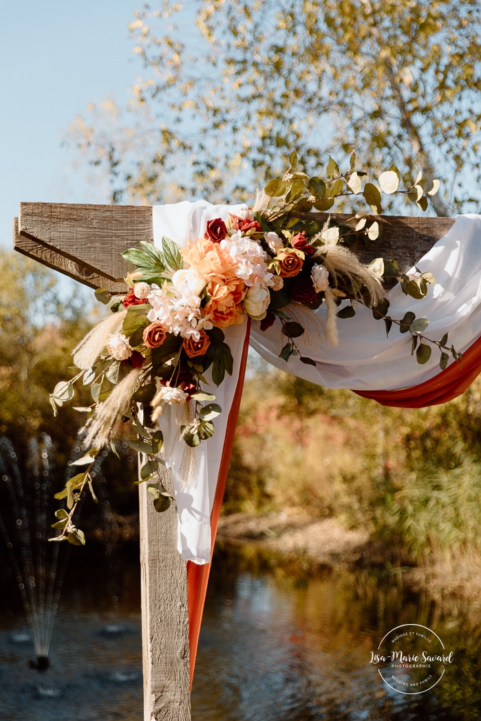 Fall wedding decor ideas. Outdoor fall wedding ceremony. Mariage au Domaine St-Simon en automne. Photographe de mariage en Montérégie. Domaine St-Simon wedding.