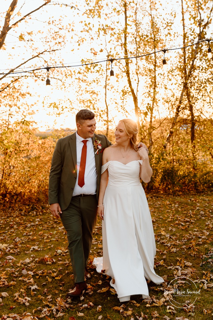Fall wedding photos ideas. Golden hour wedding photos. Romantic wedding photos. Mariage au Domaine St-Simon en automne. Photographe de mariage en Montérégie. Domaine St-Simon wedding.