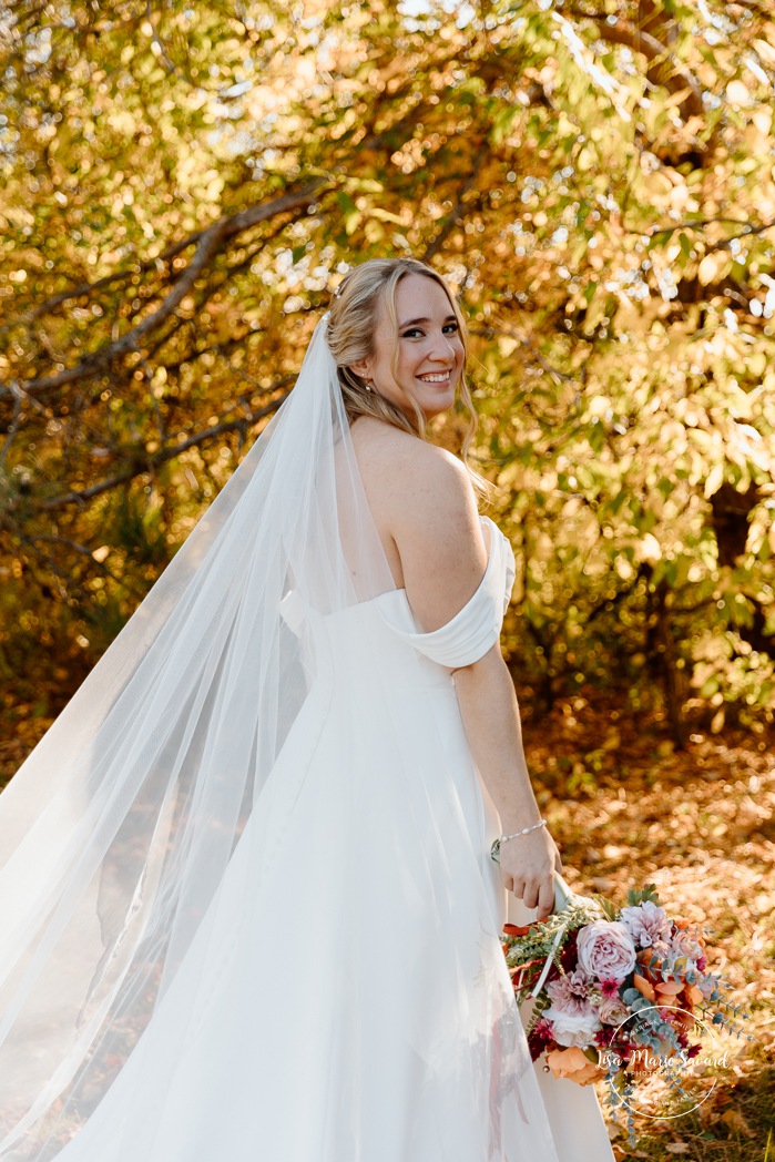 Fall wedding photos. Forest wedding photos. Mariage au Domaine St-Simon en automne. Photographe de mariage en Montérégie. Domaine St-Simon wedding.