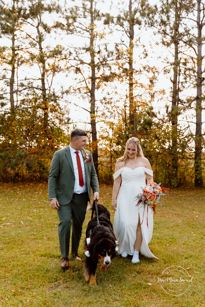 Fall wedding photos. Wedding photos with dog. Large dog wedding photos. Mariage au Domaine St-Simon en automne. Photographe de mariage en Montérégie. Domaine St-Simon wedding.