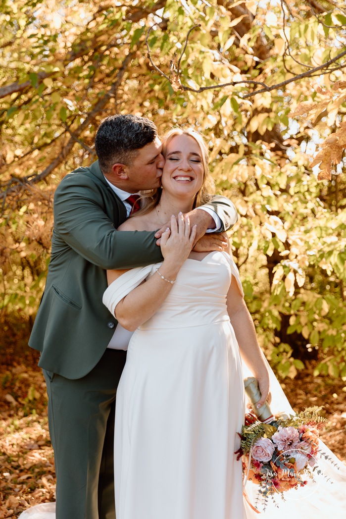 Fall wedding photos. Forest wedding photos. Mariage au Domaine St-Simon en automne. Photographe de mariage en Montérégie. Domaine St-Simon wedding.