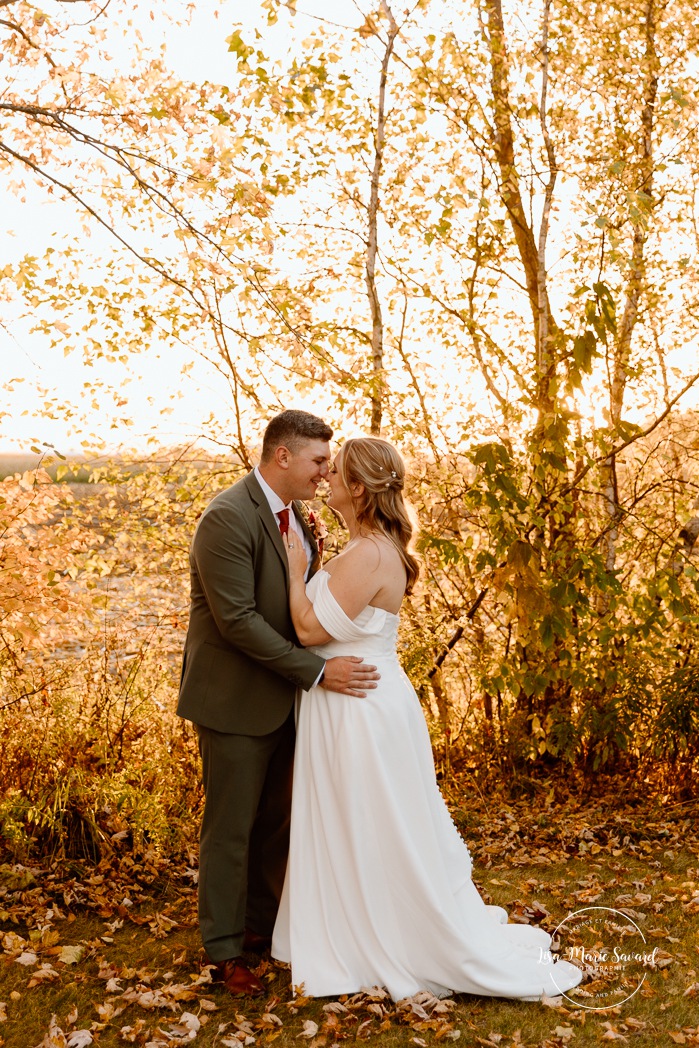 Fall wedding photos ideas. Golden hour wedding photos. Romantic wedding photos. Mariage au Domaine St-Simon en automne. Photographe de mariage en Montérégie. Domaine St-Simon wedding.
