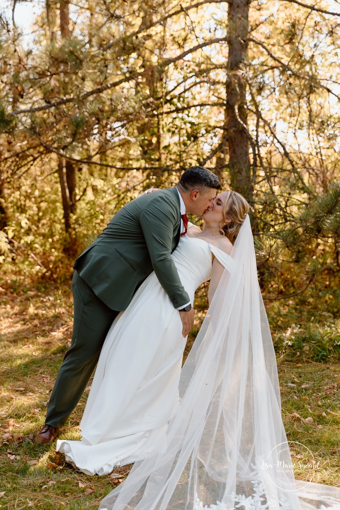 Fall wedding photos. Forest wedding photos. Mariage au Domaine St-Simon en automne. Photographe de mariage en Montérégie. Domaine St-Simon wedding.