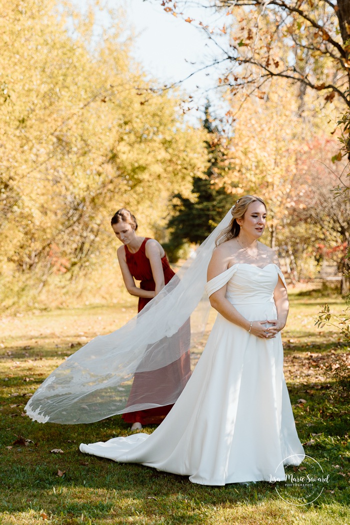 Tearful wedding first look photos. Fall wedding first look photos. Mariage au Domaine St-Simon en automne. Photographe de mariage en Montérégie. Domaine St-Simon wedding.