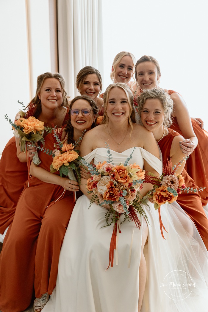 Bride getting ready with bridesmaids in hotel room. Sheraton St-Hyacinthe. Mariage au Domaine St-Simon en automne. Photographe de mariage en Montérégie. Domaine St-Simon wedding.