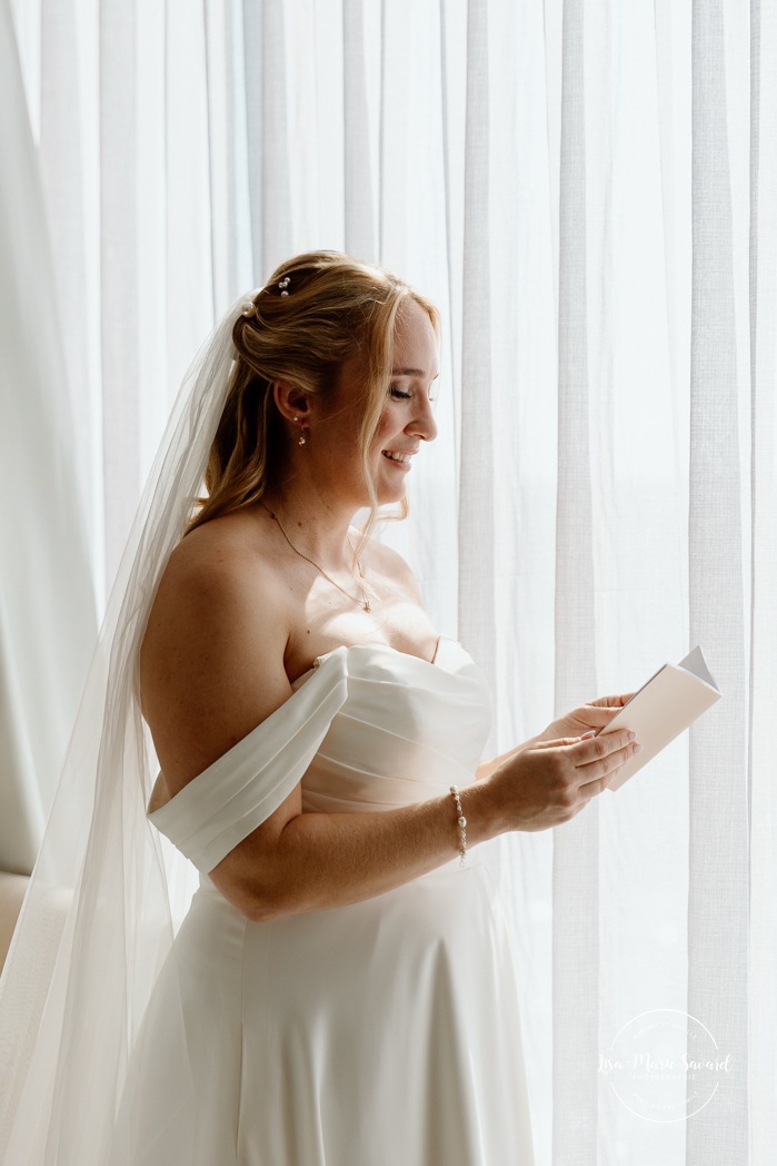 Bride getting ready with bridesmaids in hotel room. Sheraton St-Hyacinthe. Mariage au Domaine St-Simon en automne. Photographe de mariage en Montérégie. Domaine St-Simon wedding.