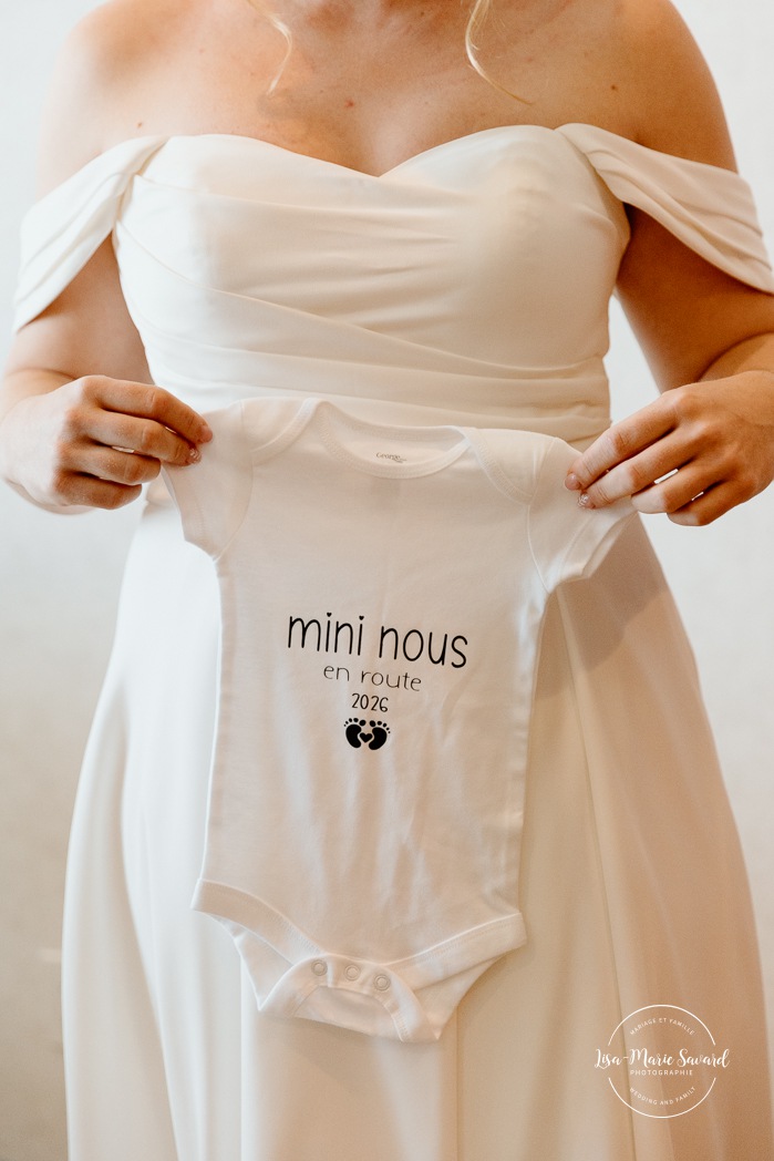 Bridesmaids first look in hotel room. Surprise pregnancy announcement with bridesmaids. Sheraton St-Hyacinthe. Mariage au Domaine St-Simon en automne. Photographe de mariage en Montérégie. Domaine St-Simon wedding.