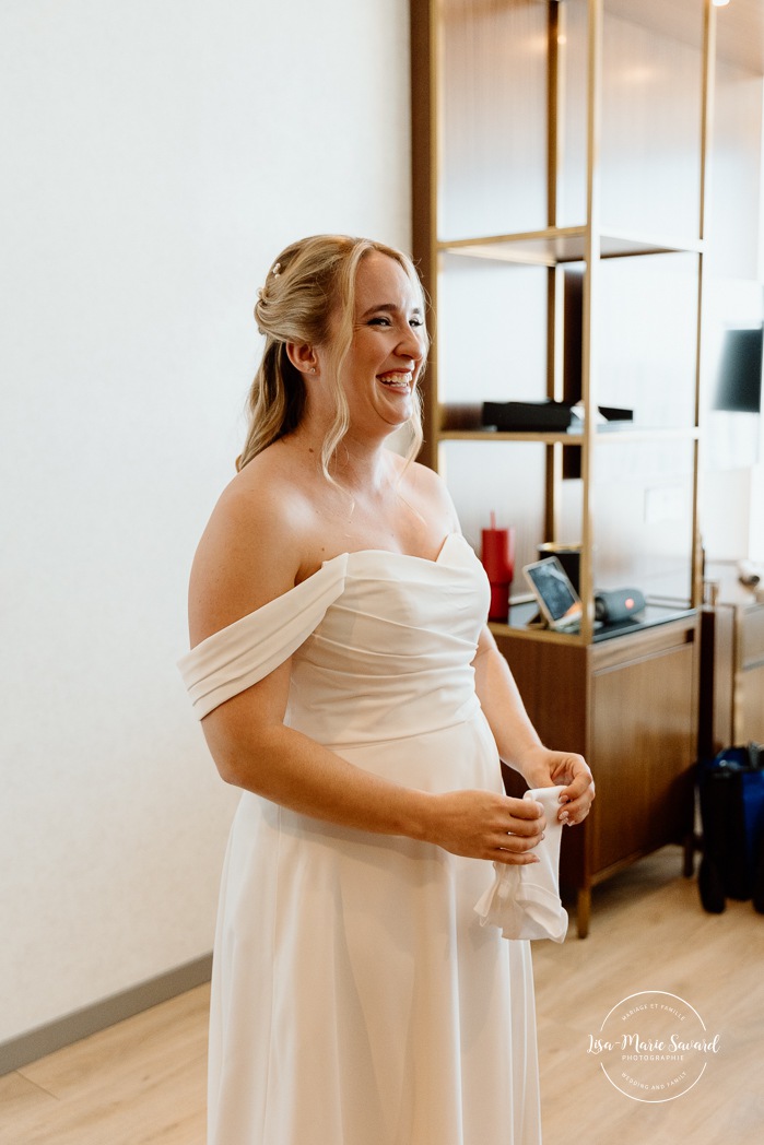 Bridesmaids first look in hotel room. Surprise pregnancy announcement with bridesmaids. Sheraton St-Hyacinthe. Mariage au Domaine St-Simon en automne. Photographe de mariage en Montérégie. Domaine St-Simon wedding.