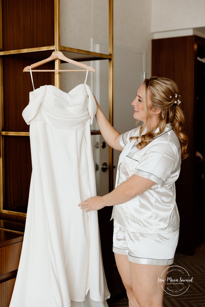 Bride getting ready with bridesmaids in hotel room. Sheraton St-Hyacinthe. Mariage au Domaine St-Simon en automne. Photographe de mariage en Montérégie. Domaine St-Simon wedding.