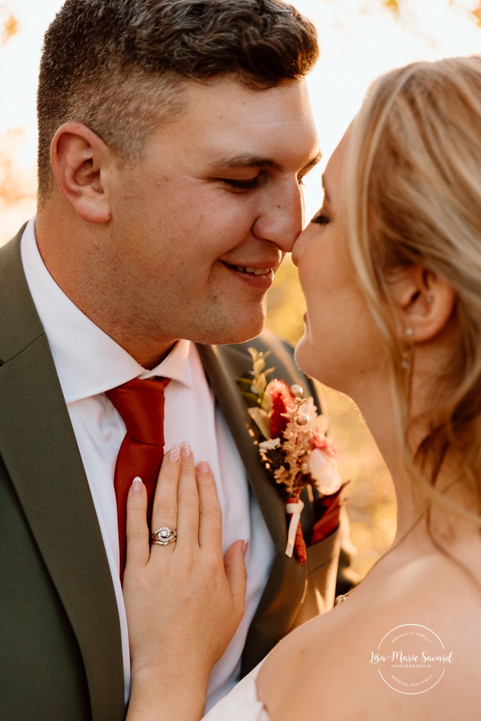 Fall wedding photos ideas. Golden hour wedding photos. Romantic wedding photos. Mariage au Domaine St-Simon en automne. Photographe de mariage en Montérégie. Domaine St-Simon wedding.