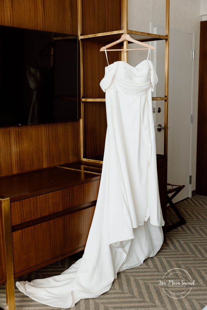 Bridal flat lay with accessories. Sheraton St-Hyacinthe. Mariage au Domaine St-Simon en automne. Photographe de mariage en Montérégie. Domaine St-Simon wedding.