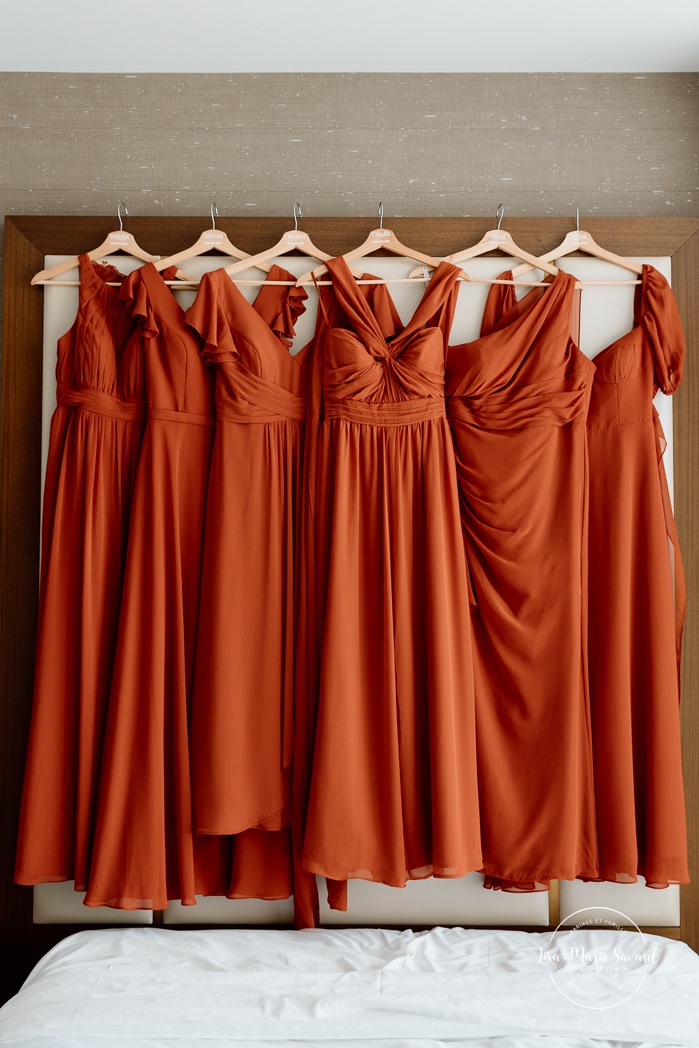 Bridal flat lay with accessories. Sheraton St-Hyacinthe. Mariage au Domaine St-Simon en automne. Photographe de mariage en Montérégie. Domaine St-Simon wedding.