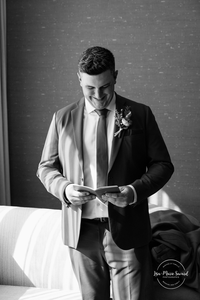 Groom getting ready with groomsmen in hotel room. Sheraton St-Hyacinthe. Mariage au Domaine St-Simon en automne. Photographe de mariage en Montérégie. Domaine St-Simon wedding.