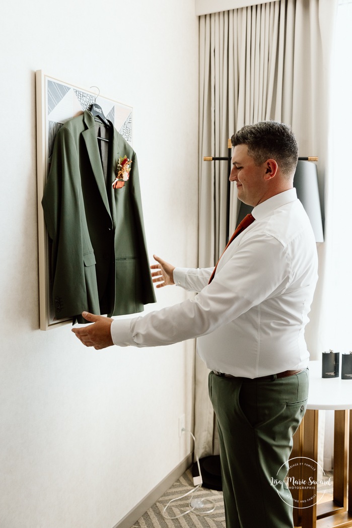 Groom getting ready with groomsmen in hotel room. Sheraton St-Hyacinthe. Mariage au Domaine St-Simon en automne. Photographe de mariage en Montérégie. Domaine St-Simon wedding.