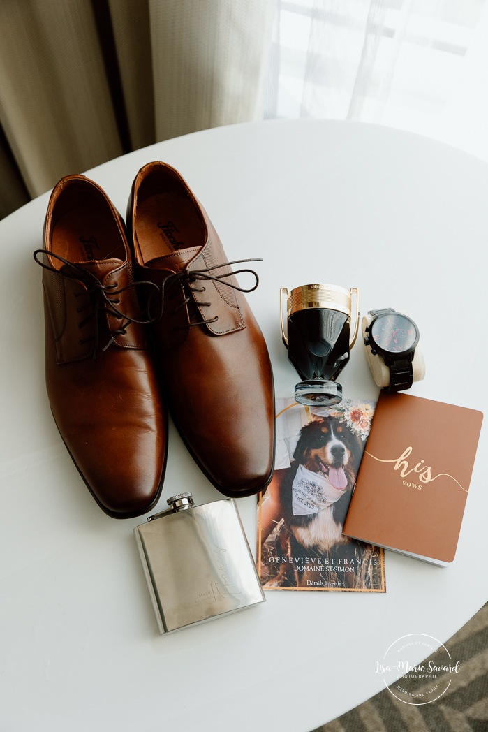 Groom flat lay photo with accessories. Sheraton St-Hyacinthe. Mariage au Domaine St-Simon en automne. Photographe de mariage en Montérégie. Domaine St-Simon wedding.