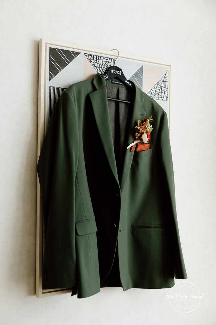 Groom flat lay photo with accessories. Sheraton St-Hyacinthe. Mariage au Domaine St-Simon en automne. Photographe de mariage en Montérégie. Domaine St-Simon wedding.