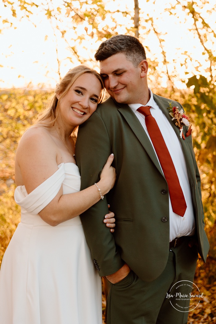 Fall wedding photos ideas. Golden hour wedding photos. Romantic wedding photos. Mariage au Domaine St-Simon en automne. Photographe de mariage en Montérégie. Domaine St-Simon wedding.