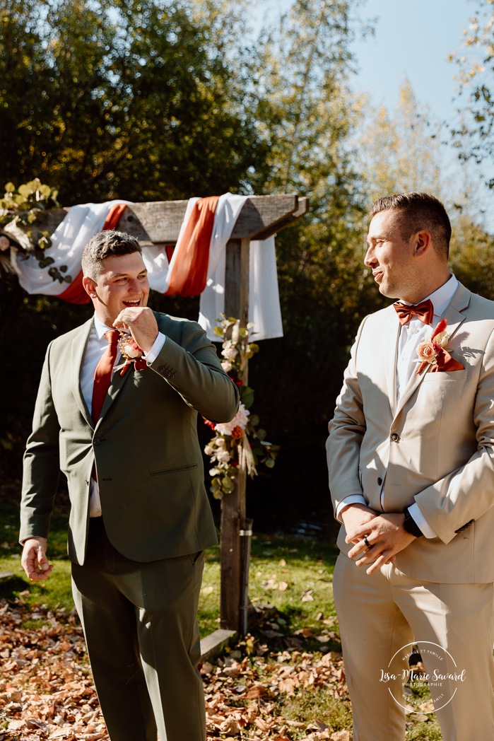 Outdoor fall wedding ceremony. Mariage au Domaine St-Simon en automne. Photographe de mariage en Montérégie. Domaine St-Simon wedding.