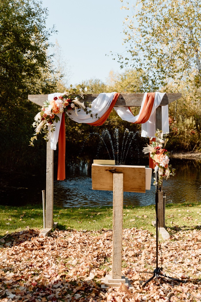 Fall wedding decor ideas. Outdoor fall wedding ceremony. Mariage au Domaine St-Simon en automne. Photographe de mariage en Montérégie. Domaine St-Simon wedding.