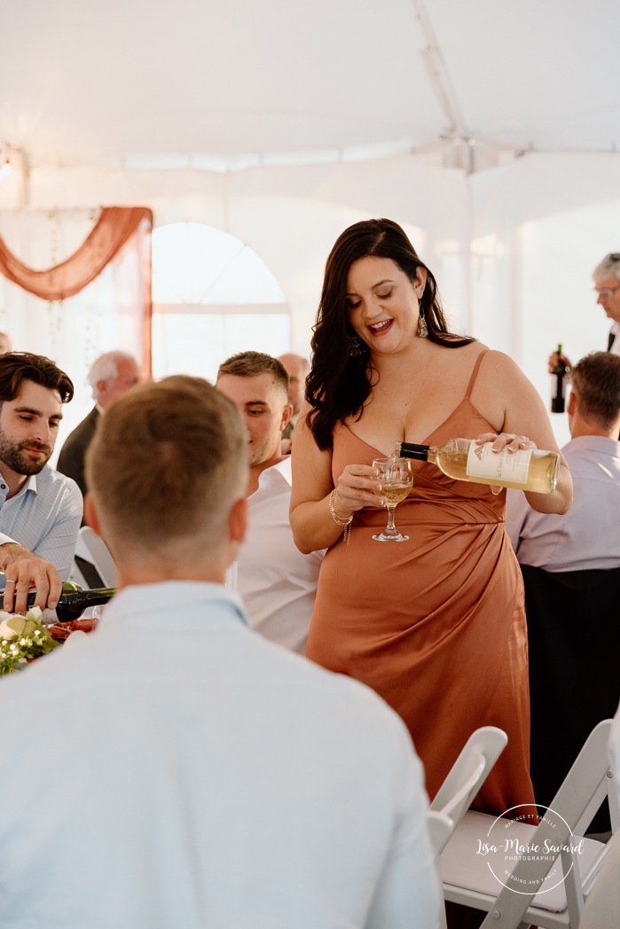 Outdoor tent wedding reception ideas. Fall wedding reception under tent. Wedding cocktail game ideas. Mariage au Domaine St-Simon en automne. Photographe de mariage en Montérégie. Domaine St-Simon wedding.