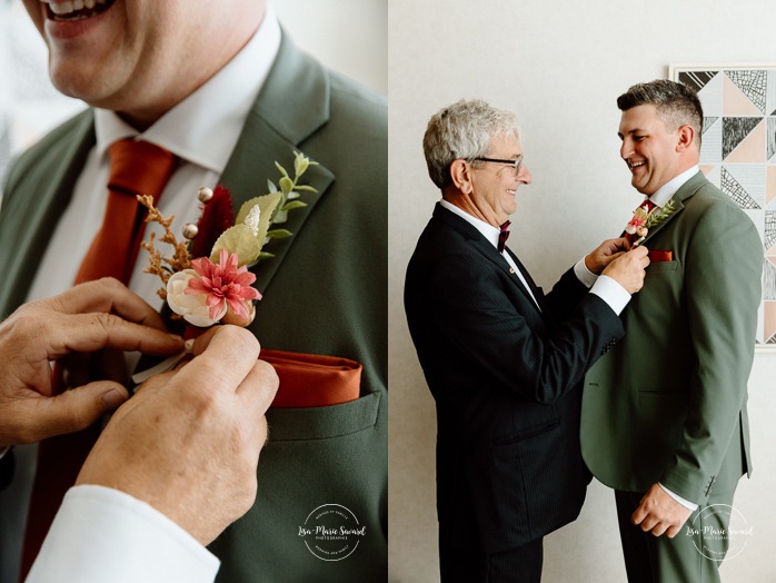 Groom getting ready with groomsmen in hotel room. Sheraton St-Hyacinthe. Mariage au Domaine St-Simon en automne. Photographe de mariage en Montérégie. Domaine St-Simon wedding.
