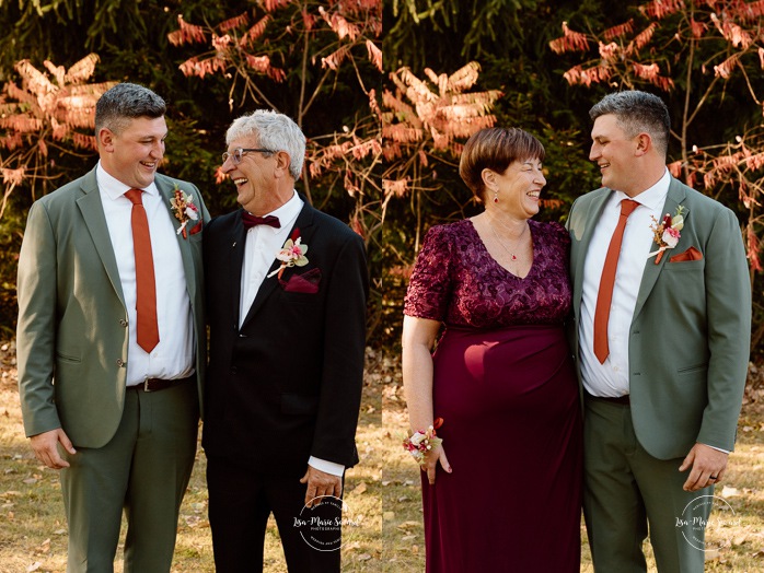 Fall wedding family photos. Wedding photos with parents and siblings. Mariage au Domaine St-Simon en automne. Photographe de mariage en Montérégie. Domaine St-Simon wedding.