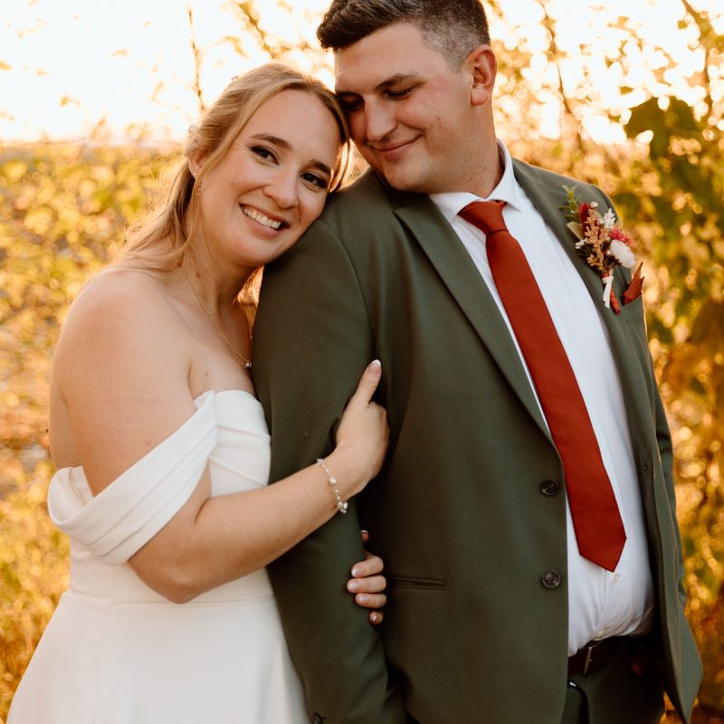 Fall wedding photos ideas. Golden hour wedding photos. Romantic wedding photos. Mariage au Domaine St-Simon en automne. Photographe de mariage en Montérégie. Domaine St-Simon wedding.