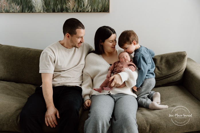 In-home lifestyle newborn photos. Baby photos at home with big brother. Sibling newborn photos. Photos de bébé à domicile à Montréal. Photographe nouveau-né à Montréal. Montreal in-home newborn photos. Montreal newborn photographer.