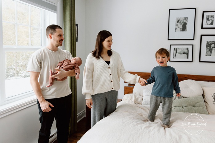In-home lifestyle newborn photos. Baby photos at home with big brother. Sibling newborn photos. Photos de bébé à domicile à Montréal. Photographe nouveau-né à Montréal. Montreal in-home newborn photos. Montreal newborn photographer.